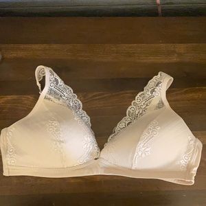 Size 38C Simply Vera Vera Wang lace bra. Nude/neutral color. Never worn.
